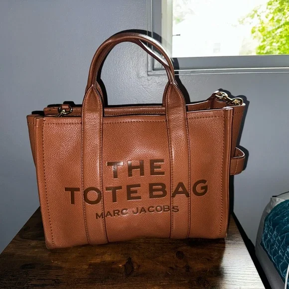 Marc Jacobs The Leather Medium Tote Bag in Argan Oil
